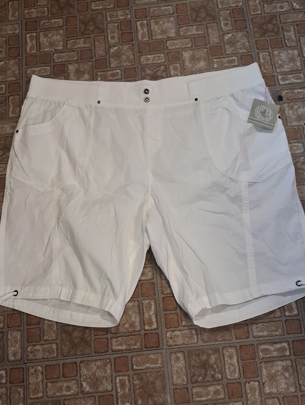 Casual Women's White Bermuda Shorts with Front Pockets